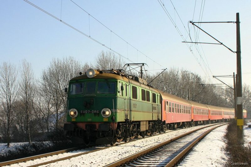 EU07-086 mit Personenzug Goral nach Katowice in Czechowice-Dziedzice am 30.12.2006