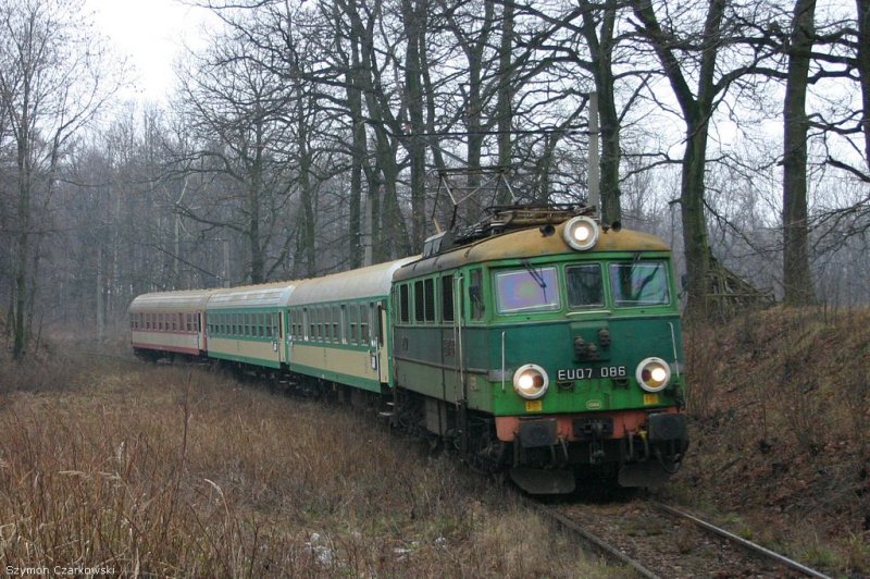 EU07-086 mit Schnellzug Narew in Grodziec Slaski am 23.12.2006