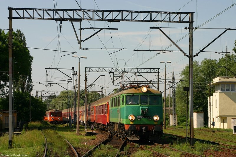 EU07-096 mit Personenzug  Goral , Bielsko-Biała am 08.06.2007