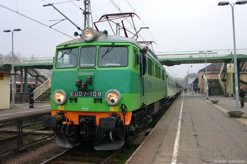 EU07-108 mit Schnellzug Narew in Bielsko-Biala Glowna am 23.12.2006