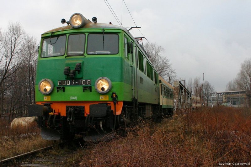 EU07-108 mit Schnellzug Narew in Bielsko-Biala, Brcke ber Wapienica, am 25.12.2006
