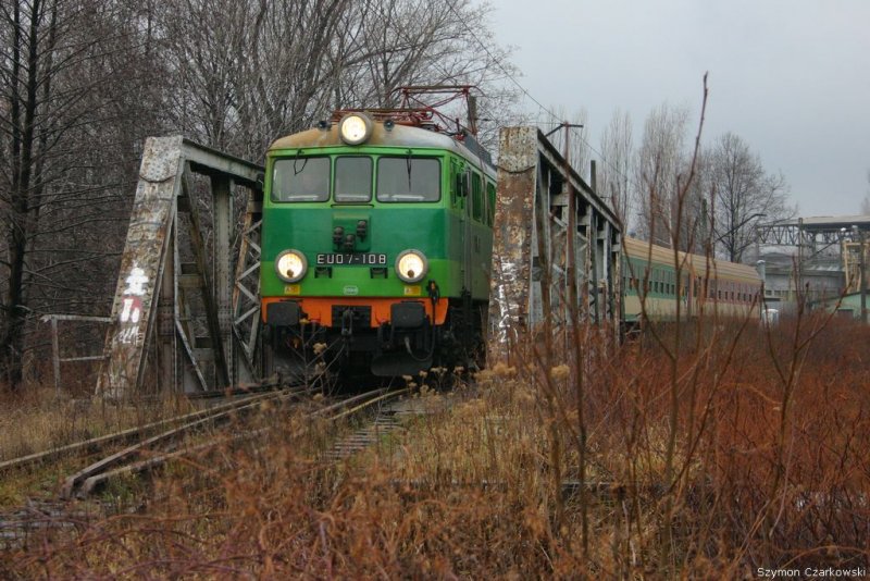 EU07-108 mit Schnellzug Narew in Bielsko-Biala, Brcke ber Wapienica, am 25.12.2006