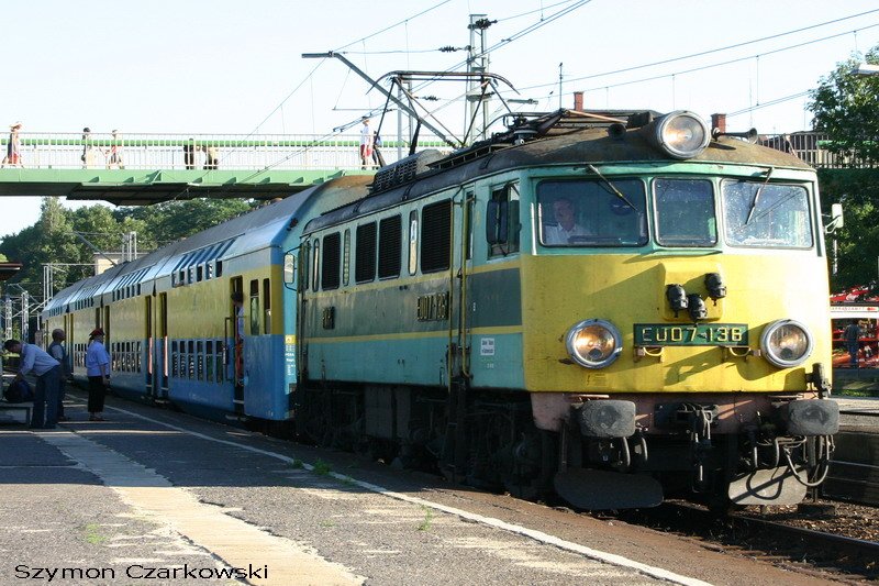 EU07-136 mit Doppelstockwagen (Bhp) in Bielsko-Biala am 18.07.2006