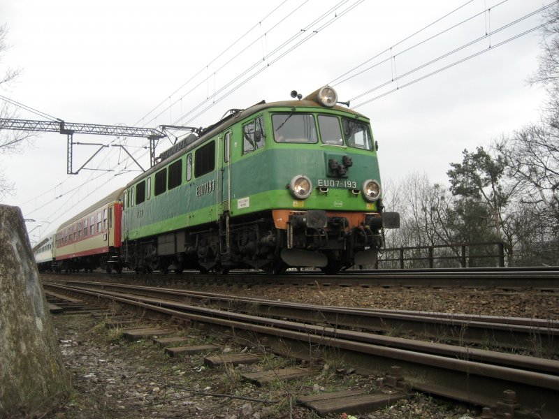 EU07-193 fhrt mit einem Personenzug am 26.02.2008 durch Bydgoszcz nach Inowrocław.