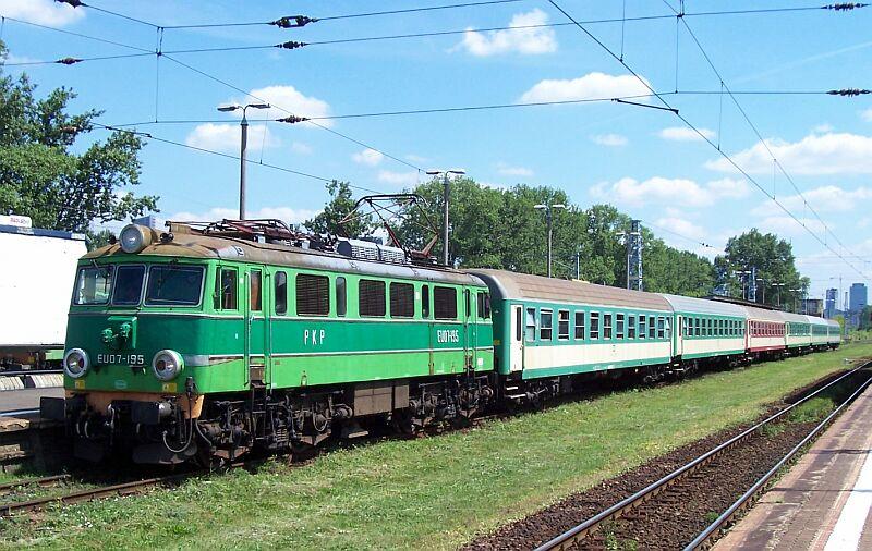 EU07 195 mit D-Zug am 24.06.2005 in Warszawa Zachodina (Warschau)