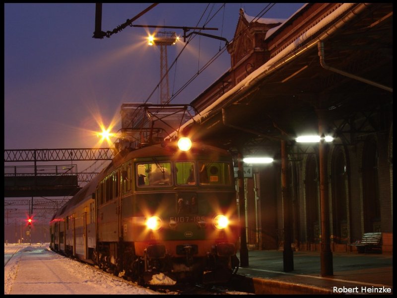 EU07-195 mit Doppelstockzug Grlitz - Wroclaw am 21.02.2009 in Wegliniec