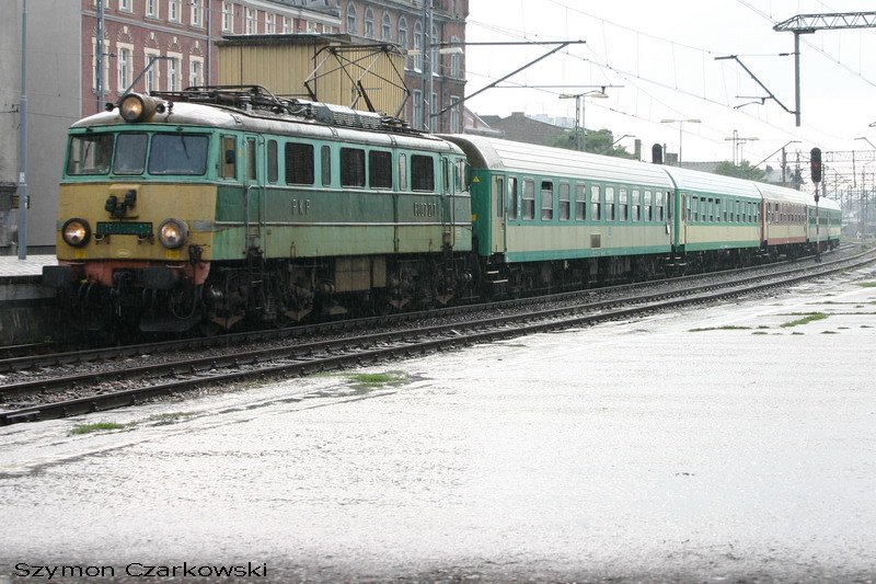 EU07-217 mit Schnellzug  Sztygar  aus Bielsko-Biala zu Lublin in Katowice am 06.08.2006.jpg