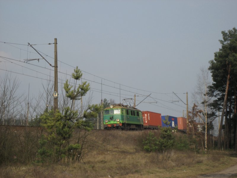EU07-225 fhrt mit einem Containerzug am 09.03.2008 durch Bydgoszcz.