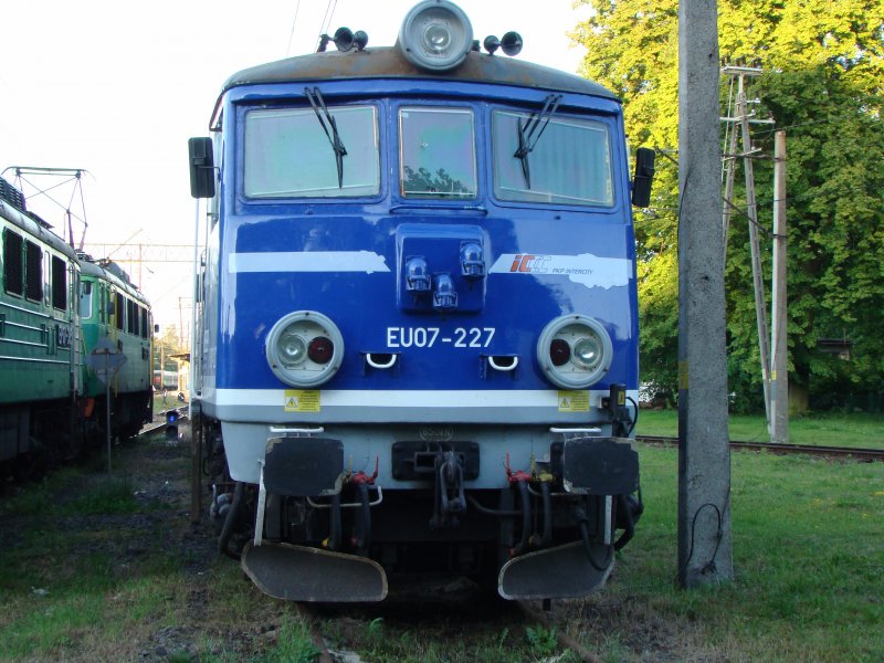 EU07 227 in voller Pracht vom
Passagieruebergang in Kolobrzeg
aus aufgenommen