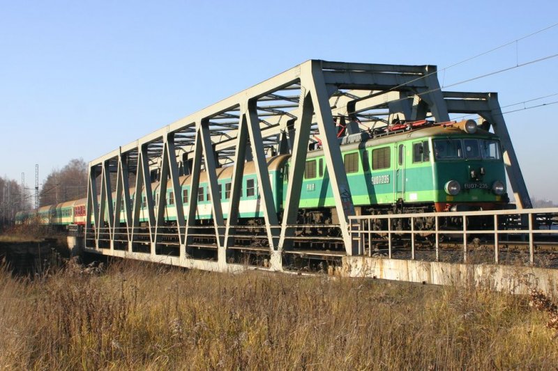EU07-235 mit Schnellzug Gorzowiak, Brcke ber Przemsza in Sosnowiec am 16.11.2006