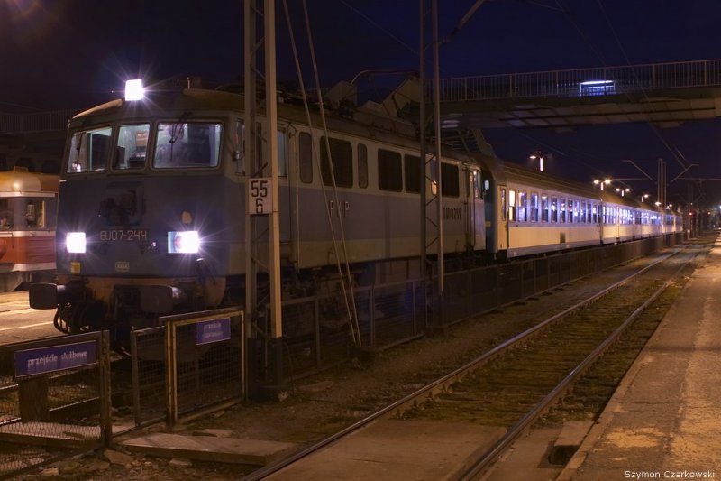 EU07-244 mit Personenzug Zwardon-Katowice in Bielsko-Biala Glowna am 18.01.2007