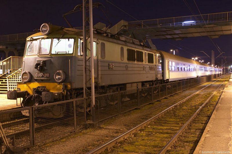 EU07-310 mit Schnellzug  Szyndzielnia  nach Wroclaw in Bielsko-Biala Glowna am 18.01.2007