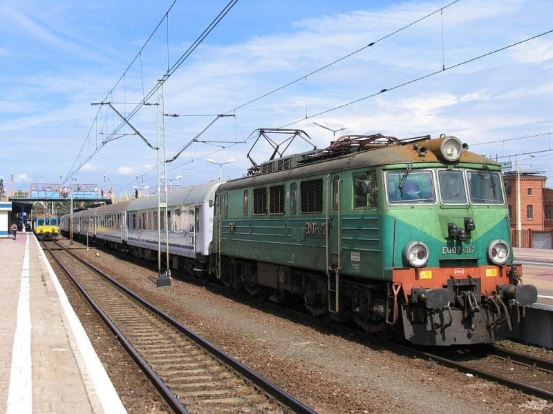 EU07-317 mit D 81100 Szczecin Głwny Łdź-Kaliska auf Bahnhof Szczecin Głwny am 9-7-2007.