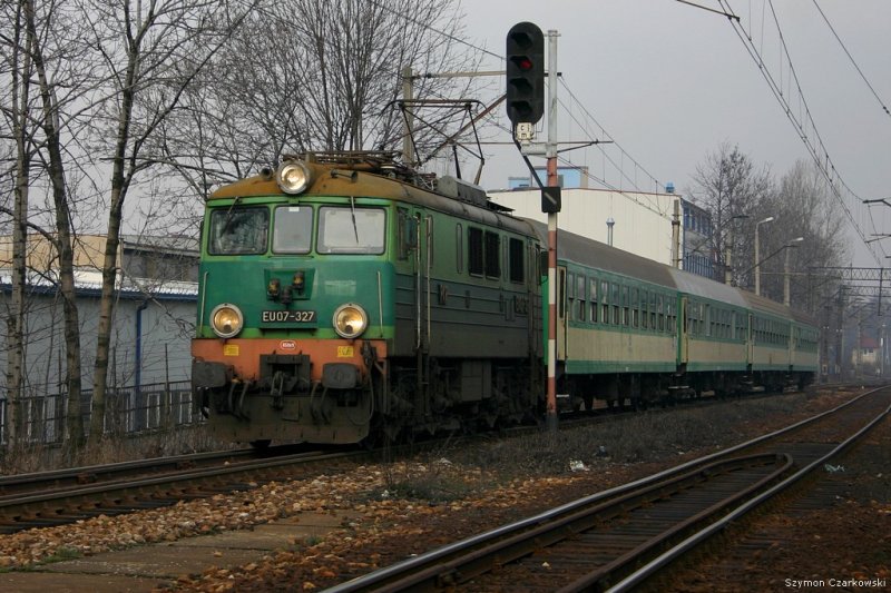 EU07-327 mit Personenzug nach Zwardoń in Bielsko-Biała Leszczyny am 10.03.2007