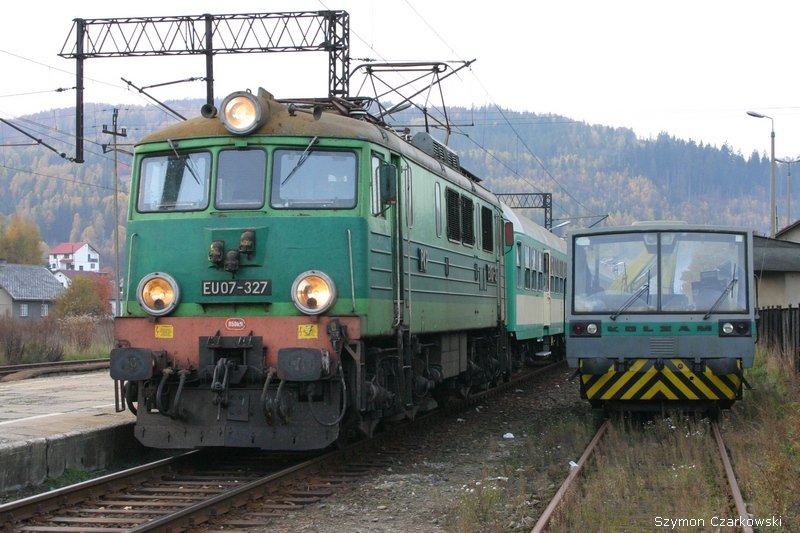 EU07-327 mit Personenzug in Rajcza am 28.10.2006