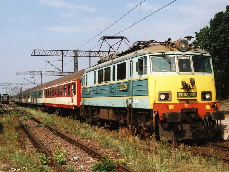 EU07-351 mit D86504 Szczecin Glwny-Jelenia Gora auf Bahnhof Rzepin am 5-8-2001. Bild und scan: Date Jan de Vries. 