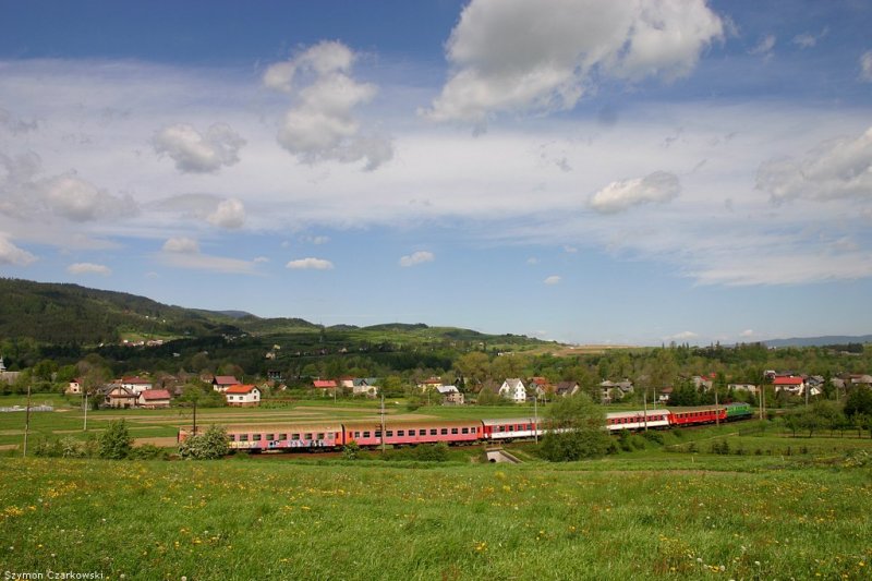EU07-413 mit Personenzug  Gral , Cięcina am 12.05.2007