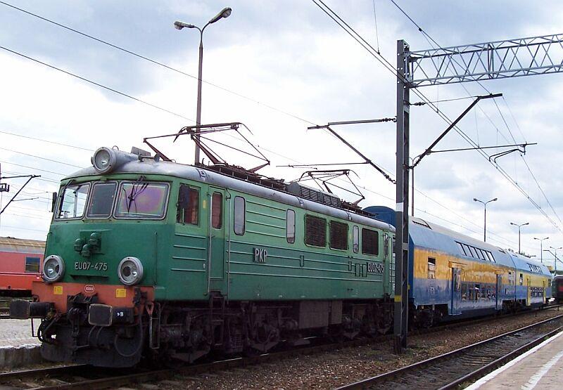 EU07 475 mit zwei Doppelstockwagen in verschiedner Lackierung am 28.06.2005 in Bialystock / Ost-Polen.