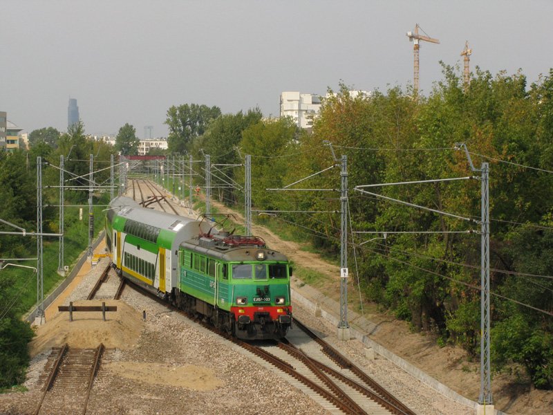EU07-503 mit dem 12231 von Koleje Mazowieckie kurz vor Warszawa Służewiec (3.09.2008).