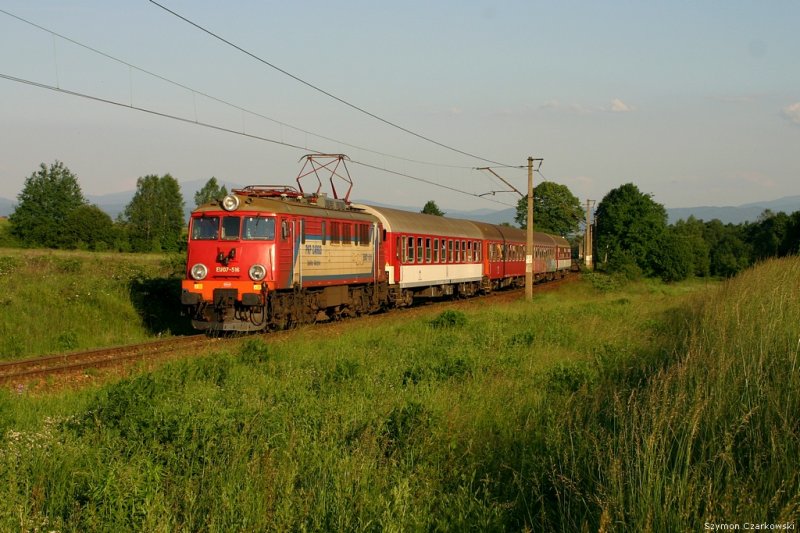 EU07-516 mit Personenzug  Skalnica , Wilkowice am 08.06.2007