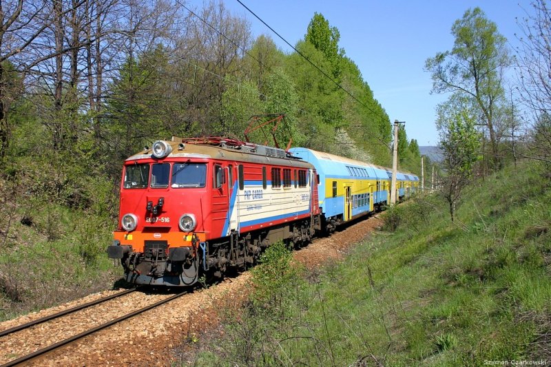 EU07-516 mit Personenzuh nach Żywiec in Pietrzykowice am 03.05.2007.