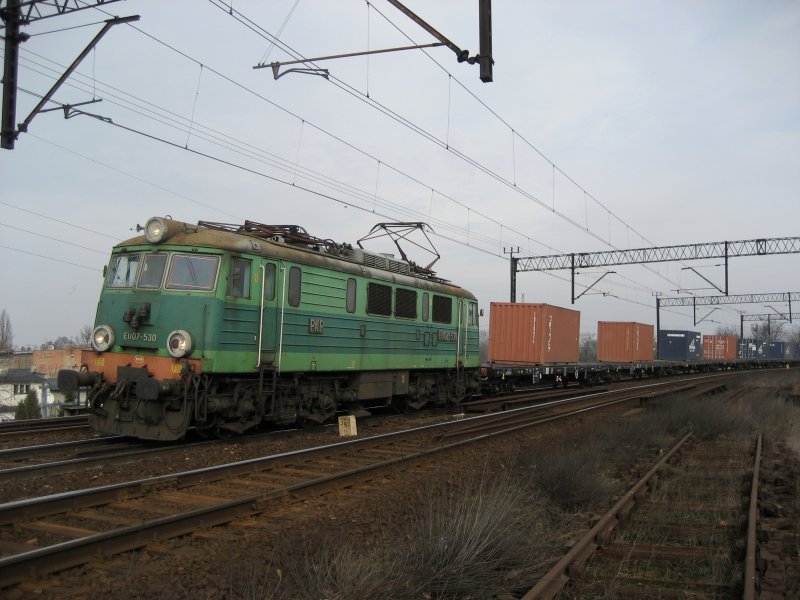 EU07-530 fhrt mit einem Containerzug am 26.02.2008 durch Bydgoszcz in Richtung Inowrocław.