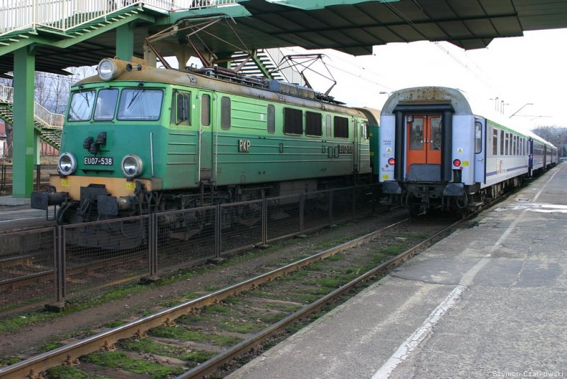 EU07-538 mit Schnellzug Narew nach Bialystok und Ex Beskidy in Bielsko-Biala Hbf am 09.01.2007