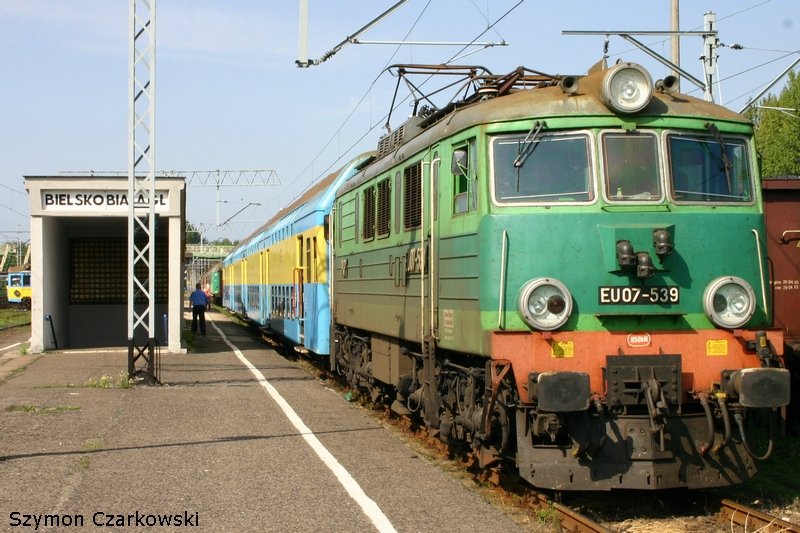 EU07-539 mit Doppelstockwagen in Bielsko-Biala Glowna (Hbf) am 02.09.2006