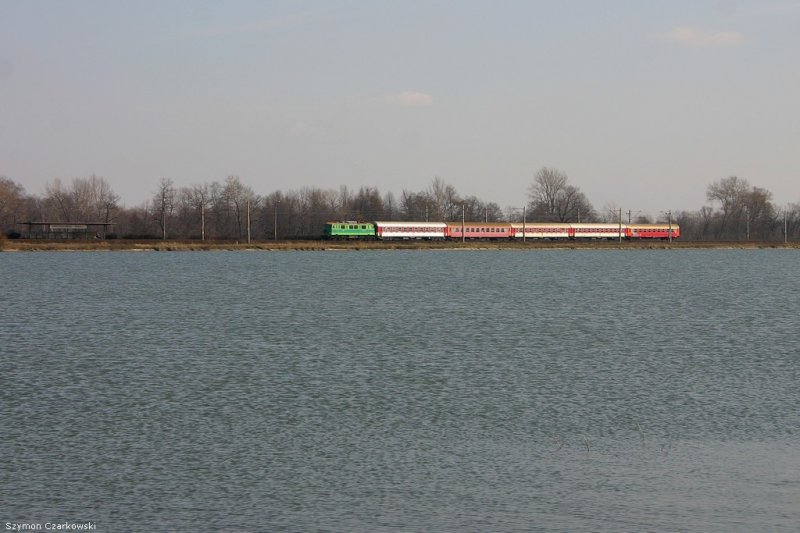 EU07 mit Personenzug Gral nach Katowice in Goczałkowice am 11.03.2007