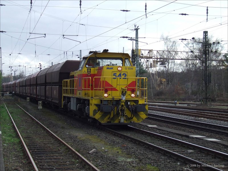 EuH 542 durcheilt den Hp Duisburg Entenfang richtung Ruhrort.17.3.08
