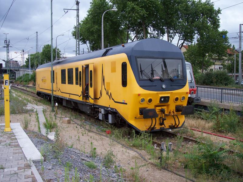Eurailscout Ust 96 steht in Manheim HBF am 2.7.2005
Der UST 96 ist ein Mefahrzeug zur Durchfhrung von Ultraschallprfungen an Schienen mit hoher Megeschwindigkeit und Przision. Mit ihm werden verdeckte Fehler in der Schiene gefunden.

Der UST 96 besitzt einen eigenen dieselhydraulischen Antrieb und ist berall auf Strecken mit Normalspur einsetzbar. Das Fahrzeug ist bereits seit einigen Jahren bei Europischen Bahnen erfolgreich im Einsatz (B, CH, D, DK, I, N, NL, S) und besitzt dort die entsprechenden Zulassungen.

Die Messungen werden bei Geschwindigkeiten bis zu 100 km/h durchgefhrt. Dafr ist das Fahrzeug mit modernster Me- und Computertechnik ausgerstet. Bei der Ultraschallprfung  sehen  16 nachgefhrte Prfkpfe unter verschiedenen Winkeln in die Schienen hinein. Die Steuer-Elektronik sorgt fr eine permanente Optimierung der Positionen und Signalpegel. Schienenprofile werden bei der Optimierung automatisch bercksichtigt. Die Medaten der Prfkanle werden direkt mittels Auswertesoftware verarbeitet und auf dem Display des Prfsystems dargestellt.
