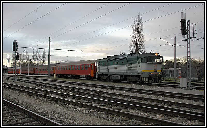 EURegio 2528  Schloss Hof  bei der Ausfahrt aus Wien-Sd Ostseite nach Bratislava hl.st. ber Marchegg, aufgenommen 6.1.2007.