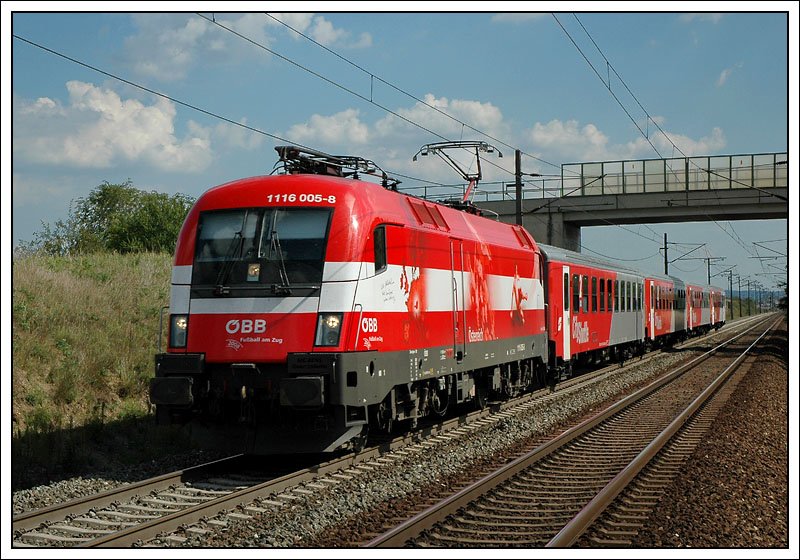 EuRegio 9434 von Tatabanya nach Wien Sd wurde am 26.8.2007 von der EM-Werbelok 1116 005 bespannt. Diese Lok ist ungarntauglich und fhrt daher diesen Zug durchgehend.