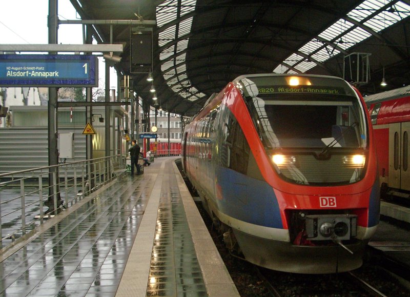 Euregiobahn RB20 (RB11576) nach Alsorf-Annapark steht abfahrtsbereit in Aachen Hbf an Gleis 1 22.2.2009