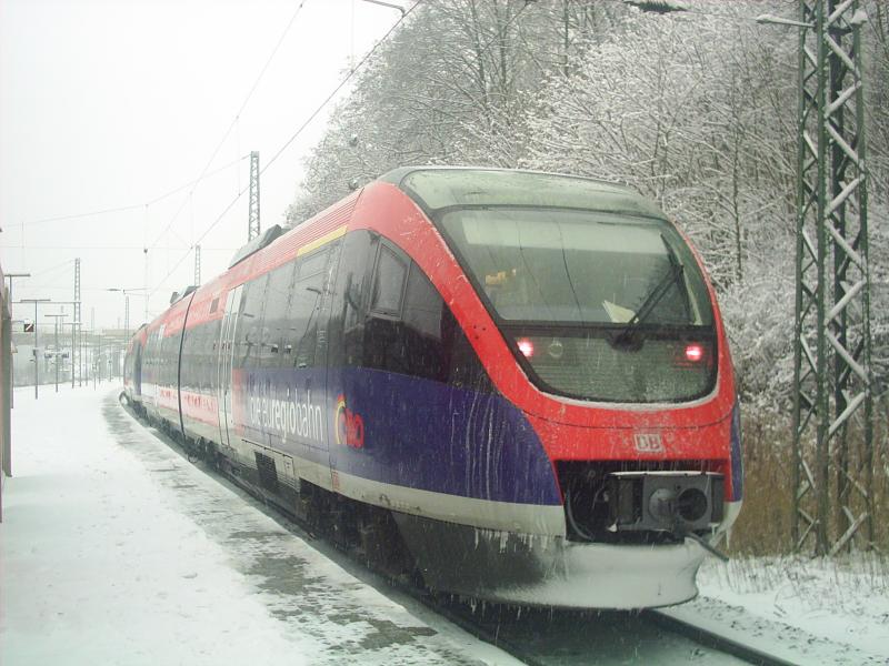 Euregiobahn-Talent steht hier im Januar 2006 im verschneiten Stolberg(Rhld) Hbf (15 Km stlich von Aachen). Die Zge sind fr die Fahrt in die Niederlande auch mit dem niederlndischen Zugsicherungssystem ausgesattet.