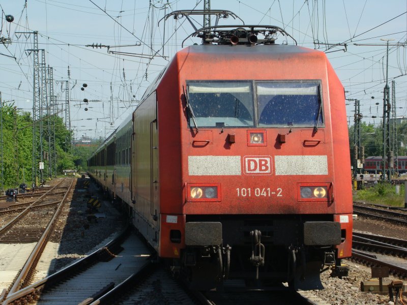 EuroCity 101 mit BR 101 041-2 nach Chur ber Zrich HB und Sargans. Aufgenommen bei der Einfahrt Karlsruhe Hauptbahnhof am 11.05.08 . 