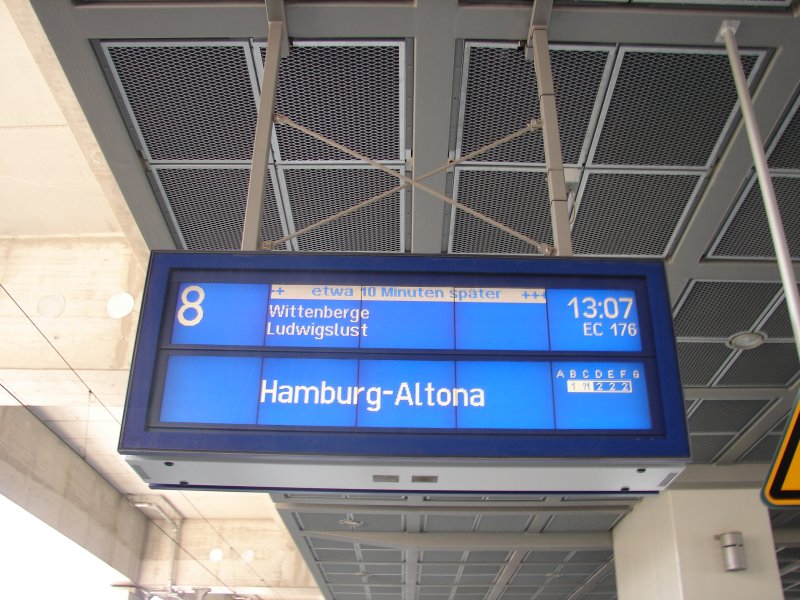 EuroCity 176 nach Hamburg-Altona. Zugzielanzeiger Bahnhof Berlin Sdkreuz
