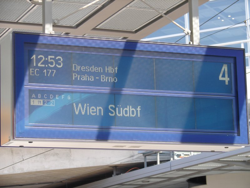 EuroCity 177 nach Wien Sdbahnhof. Zugzielanzeiger am Bahnhof Berlin Sdkreuz.