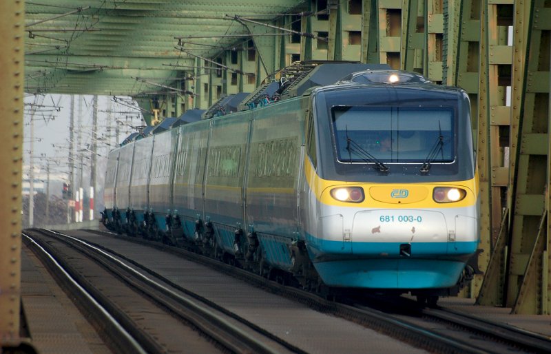 Eurocity aus Praha Holesovice �berquert die Donau in Wien und wird bald sein Ziel, Wien S�dbahnhof, Ostseite erreicht haben. Das Foto ist am 14.11.2007 entstanden.