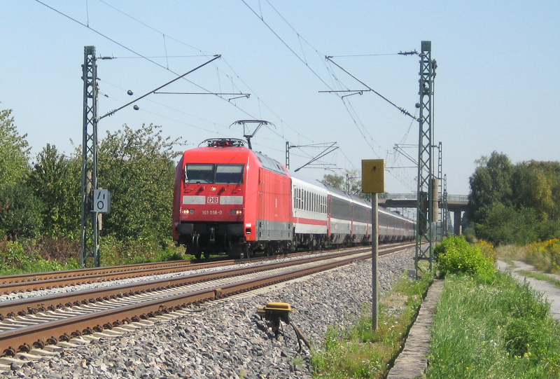 Eurocity (vermutlich EC 7) in der Nhe von Forchheim, 24. August 2009.