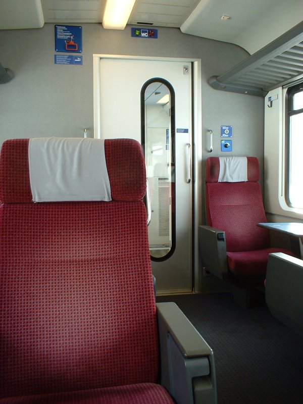 Eurocitywagen 1. Klasse (APM 61) der SBB. Diese Wagen gibt es seit 1989. Im zweistundentakt verbinden sie (von Basel oder Z�rich) Arth-Goldau mit Milano C.le. Seit einiger Zeit tragen einige Wagen einen silbernen Cisalpino anstrich und haben geschlossen Toiletten. Somit ist der gesamte internationale Passagierverkehr auf der Gotthardroute in den H�nden der Cisalpino AG. 