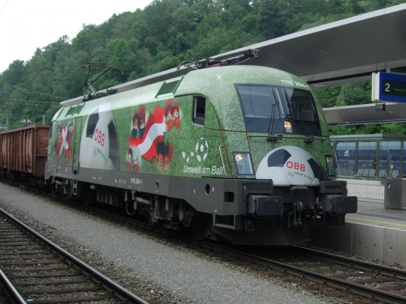 EuromotionTaurus 1116-264 zieht einen leeren Tonderzug aus Villach Gterbahnhof nach Wien Zentralverschiebebahnhof. Am 31.07.08 bei der Durchfahrt in Leoben 