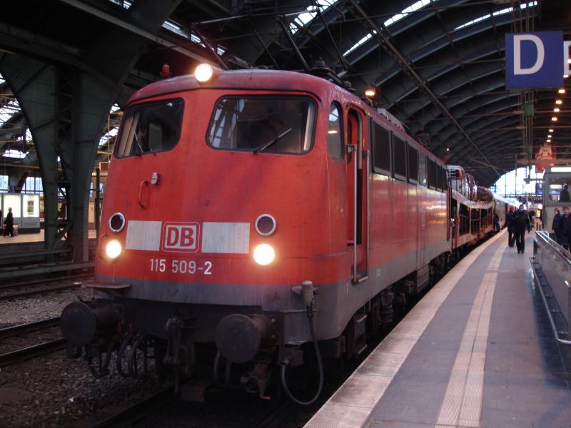 EuroNight von Wien Westbahnhof nach Berlin Wannsee hat soeben Gleis 3 des Berliner Ostbahnhofs erreicht. Vorweg 115 509-2

Berlin Ostbahnhof    21.Februar 2006