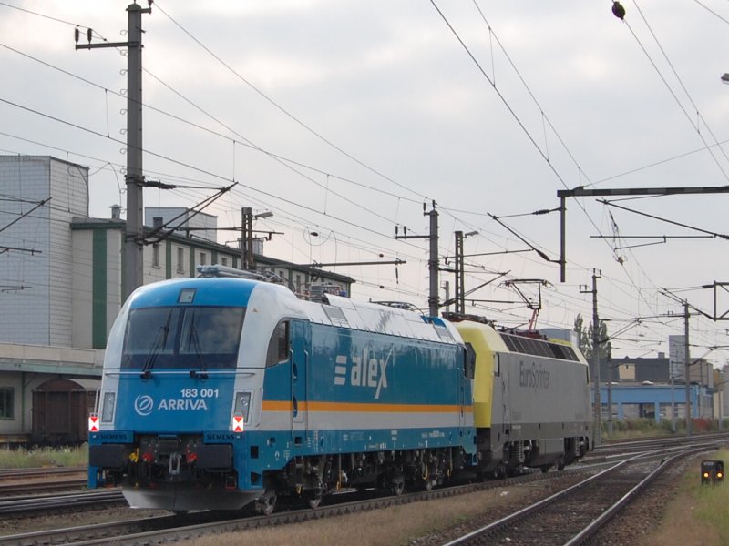 Eurosprinter 127 mit der fr die 
Regentalbahn bestimmte 183 001(kalt)
im Schlepptau am 06.10.2007
bei der Durchfahrt in Wels.