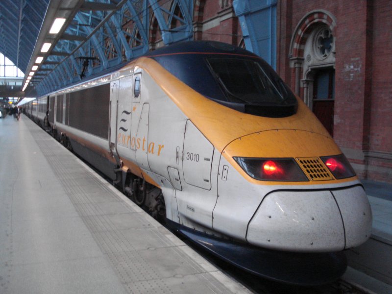 Eurostar 3010 wartet am Morgen des 04.04.09 in London St Pancras International auf den Abfahrtsauftrag in Richtung Bruxelles Midi.