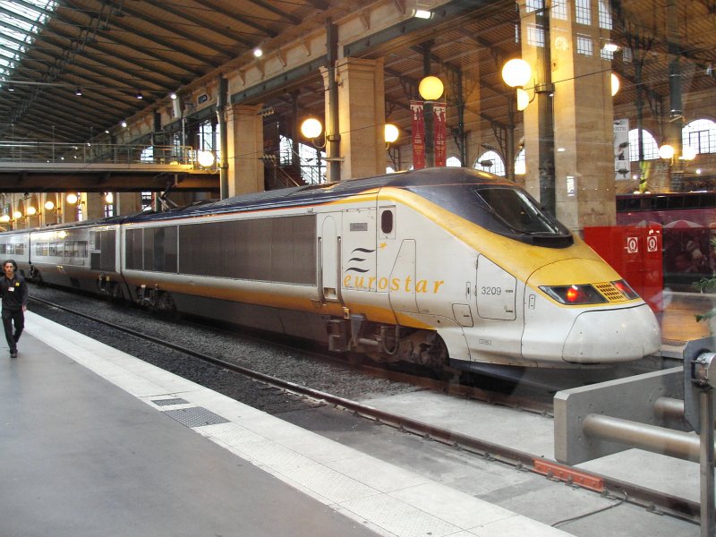 Eurostar 3209 im Bahnhof Paris Gare du Nord am 09.10.2006. Dieser Zug pendelt zwischen England und Frankreich und unterquert den rmelkanal durch den Eurotunnel.