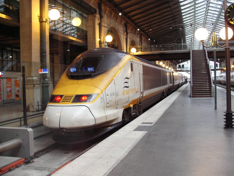 Eurostar 3218 im Bahnhof Paris Gare du Nord am 09.10.2006. Dieser Zug pendelt zwischen England und Frankreich und unterquert den rmelkanal durch den Eurotunnel.