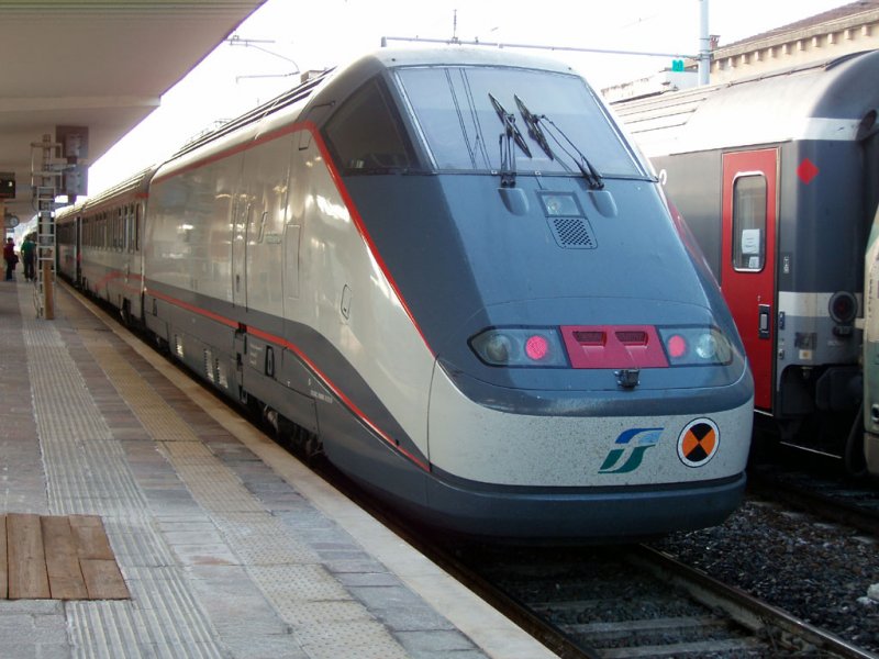  Eurostar City -Zge bestehen normalweise aus 12 Modernisierten IC-Wagen (4A,1BH,7B) und zwei E414. Hier ein in Vicenza. 29/09/07