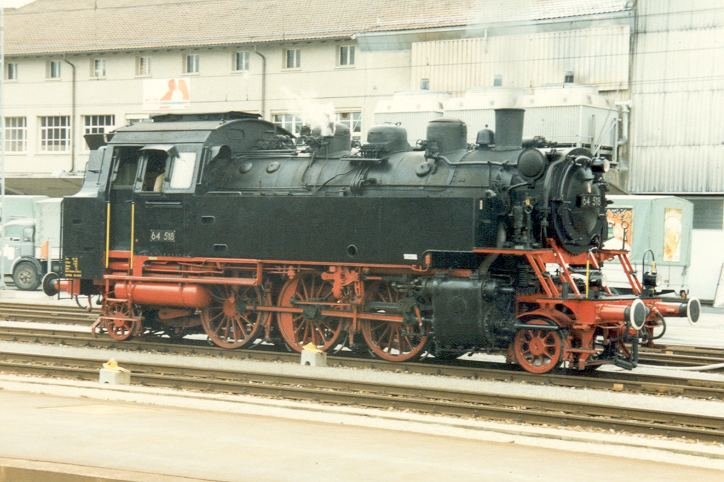 Eurovapor Dampflok 64 518 der Eurovapor Emmental anlsslich einer Extrafahrt im SBB Bahnhof von Herzogenbuchsee im Oktober 1986