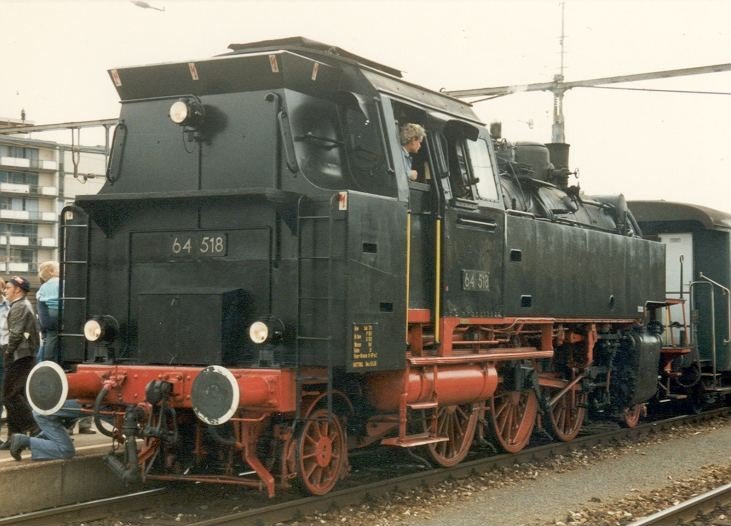 Eurovapor Dampflok 64 518 der Eurovapor Emmental anlsslich einer Extrafahrt im SBB Bahnhof von Solothurn im Oktober 1986